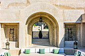 Sofa im Innenhof, Hotelanlage Bab al Shams, Mugatrah, Dubai, Vereinigte Arabische Emirate (VAE), Arabische Halbinsel, Vorderasien