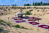 Zelt und Teppiche in der Wüste, Hotelanlage Bab al Shams, Mugatrah, Dubai, Vereinigte Arabische Emirate (VAE), Arabische Halbinsel, Vorderasien