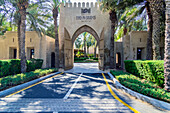 Einfahrt im Palmengarten zur Hotelanlage Bab al Shams, Mugatrah, Dubai, Vereinigte Arabische Emirate (VAE), Arabische Halbinsel, Vorderasien