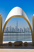 Blick von Dubai Waterfront auf die Skyline mit Wolkenkratzer Burj Khalifa, Dubai, Vereinigte Arabische Emirate (VAE), Arabische Halbinsel, Vorderasien