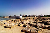 Ansichten des Forts Qalʿat al-Bahrain vor moderner Skyline, Karbabad, Bahrain, Persischer Golf, Mittlerer Osten