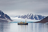  Tourist boat in front of the Monacobreen glacier, Liefdefjorden, Spitsbergen, Norway 