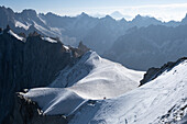 Alpinisten auf dem Grat der Aiguille du Midi, Mont-Blanc-Kette, Abstieg vom Vallee Blanche, Chamonix Mont Blanc, Haute Savoie, Frankreich