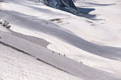Alpinisten auf dem Grat der Aiguille du Midi, Mont-Blanc-Kette, Abstieg vom Vallee Blanche, Chamonix Mont Blanc, Haute Savoie, Frankreich