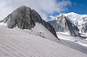 Alpinisten auf dem Grat der Aiguille du Midi, Mont-Blanc-Kette, Abstieg vom Vallee Blanche, Chamonix Mont Blanc, Haute Savoie, Frankreich