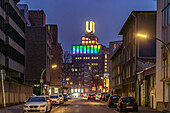 Dortmunder Wahrzeichen U, Zentrum für Kunst und Kreativität in der ehemaligen Union-Brauerei in der Abenddämmerung, Dortmund, Nordrhein-Westfalen, Deutschland, Europa