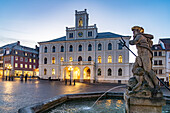  The town hall and Neptune fountain on the market square at dusk, Weimar, Thuringia, Germany, Europe 