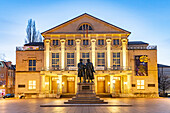 Das Deutsche Nationaltheater mit dem Goethe-und-Schiller-Denkmal in der Abenddämmerung, Weimar, Thüringen, Deutschland, Europa 