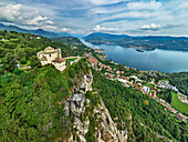 Wallfahrtskirche Madonna del Sasso mit Lago d' Orta im Hintergrund, Madonna del Sasso, Tessiner Alpen, Piemont, Italien