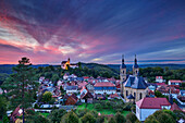 Abendstimmung über der Burg Gößweinstein und der Basilika zur Heiligsten Dreifaltigkeit, Gößweinstein, Fränkische Schweiz, Franken, Bayern, Deutschland