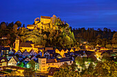  Illuminated Pottenstein Castle with the town of Pottenstein, Franconian Switzerland, Franconia, Bavaria, Germany 