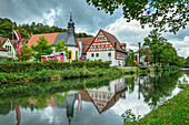 Stadtkapelle St. Laurentius und Baderhaus in Waischenfeld spiegeln sich in der Wiesent, Waischenfeld, Fränkische Schweiz, Franken, Bayern, Deutschland