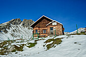 Loreahütte im ersten Schnee mit Lechtaler Alpen im Hintergrund, Loreahütte, Lechtaler Alpen, Tirol, Österreich