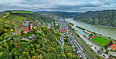  Panorama of Oberwesel with Schönburg, Rhine in the background, from the Rheinsteig, UNESCO World Heritage Upper Middle Rhine Valley, Upper Middle Rhine Valley Cultural Landscape, Rhineland-Palatinate, Germany 