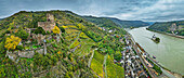 Panorama mit Burg Gutenfels über Kaub mit Rhein und Burg Pfalzgrafenstein im Hintergrund, Rheinsteig, UNESCO-Welterbe Oberes Mittelrheintal, Kulturlandschaft Oberes Mittelrheintal, Rheinland-Pfalz, Deutschland