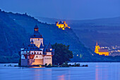 Blick auf beleuchtete Burg Pfalzgrafenstein im Rhein, Oberwesel im Hintergrund, Rheinsteig, UNESCO-Welterbe Oberes Mittelrheintal, Kulturlandschaft Oberes Mittelrheintal, Rheinland-Pfalz, Deutschland