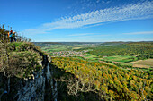 Mann und Frau beim Wandern stehen auf Felsen und blicken ins Tal, Waberla, Kirchehrenbach, Fränkische Schweiz, Franken, Bayern, Deutschland