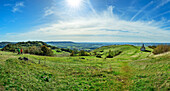 Panorama mit zwei Personen gehen auf Walpurgiskapelle zu, Waberla, Kirchehrenbach, Fränkische Schweiz, Franken, Bayern, Deutschland