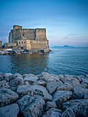  Castel dell&#39;Ovo in the evening, in the background you can see the island of Capri, Naples, Campania, Southern Italy, Italy, Europe 