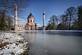 Zugefrorener Schlossteich und Moschee, Schlossgarten des Schloss Schwetzingen, Rhein-Neckar-Kreis, Baden-Württemberg, Deutschland, Europa