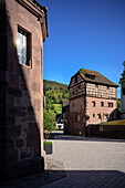 Historisches Gebäude am Klosterplatz der Benediktinerabtei Kloster Alpirsbach, Landkreis Freudenstadt, Schwarzwald, Baden-Württemberg, Deutschland, Europa
