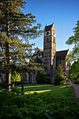 Kurgarten mit Klosterkirche der Benediktinerabtei Kloster Alpirsbach, Landkreis Freudenstadt, Schwarzwald, Baden-Württemberg, Deutschland, Europa