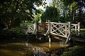  Wooden bridge over a small canal in the castle garden of the Teutonic Order Castle of Mergentheim, Bad Mergentheim, Main-Tauber-Kreis, Baden-Württemberg, Germany, Europe 