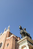Platz Campo Santi Giovanni e Paolo in Venedig, Italien, mit Kirche, Flagge und Reiterstatue von Bartolomeo Colleoni