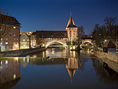  Pegnitz weir and Schlayerturm and Kettensteg at night, Nuremberg, Franconia, Bavaria, Southern Germany, Germany, Europe 
