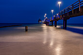Seebrücke mit Tauchgondel zur blauen Stunde, Ostsee, Zingst, Mecklenburg-Vorpommern, Deutschland