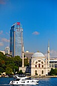  Türkiye, Türkei, Istanbul, Bosporus, Dolmabahce Camii, Moschee, Wolkenkratzer,  