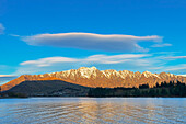  Blick auf die schneebedeckten Remarkables-Bergkette, Queenstown, Südinsel, Neuseeland 