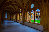 Gotischer Kreuzgang der Kathedrale Collégiale de Neuchatel in der Stadt Neuchâtel (Neuenburg), Kanton Neuchatel (Neuenburg), Schweiz.