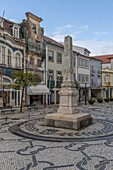 Alter Platz mit Denkmal und Mosaiksteinen in Aveiro,  Portugal