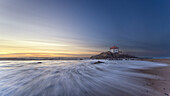 Abendliche Stimmung an der Strandkapelle Capela do Senhor da Pedra am Atlantik, Gulpilhares, Vila Nova de Gaia, Distrikt Porto, Portugal
