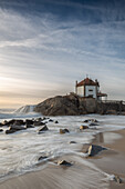 Abendliche Stimmung an der Strandkapelle Capela do Senhor da Pedra am Atlantik, Gulpilhares, Vila Nova de Gaia, Distrikt Porto, Portugal