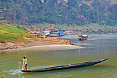 Fischer mit Einbaum Boot auf dem Fluss Mekong, Pakbeng, Provinz Oudomxay, Nordlaos, Laos, Südostasien