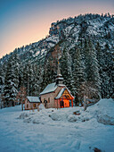  Small chapel at Lake Braies at sunset, Braies, Bolzano, South Tyrol, Italy, Alps, Dolomites, Southern Europe, Europe 
