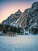  Sunrise at Lake Braies in winter, Braies, Bolzano, South Tyrol, Italy, Alps, Dolomites, Southern Europe, Europe 