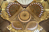 Kuppeln der Blauen Moschee oder Sultan-Ahmed-Moschee in Istanbul, Türkei 