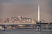 Die Metro-Brücke über das Goldene Horn in Istanbul, Türkei 