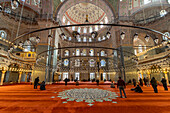 Innenraum und Kuppel der Neuen Moschee Yeni Camii in Istanbul, Türkei 