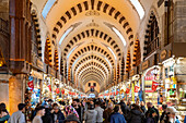 Der Ägyptische Basar Mısır Çarşısı oder Gewürzbasar in Eminönü, Istanbul, Türkei 