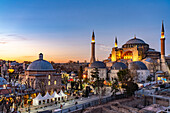 Die heutige Moschee Hagia Sophia in der Abenddämmerung, Istanbul, Türkei 