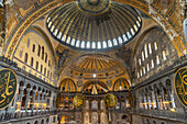 Kuppeln im Innenraum der heutigen Moschee Hagia Sophia oder ehemaligen Sophienkirche, Istanbul, Türkei