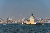  The Maiden&#39;s Tower, Leander&#39;s Tower or Maiden&#39;s Tower lighthouse in front of the skyline of Istanbul, Türkiye  