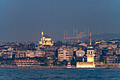 Der Leuchtturm Jungfrauenturm, Leanderturm (Kiz Kulesi) und Moschee vor dem Stadtteil Üsküdar in der Abenddämmerung, Istanbul, Türkei