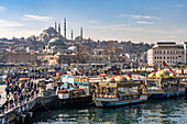  Restaurant boats on the waterfront of Eminönü, Rüstem Pasha Mosque and Suleymaniye Mosque, Istanbul, Türkiye  