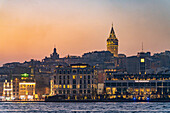 Beyoğlu und der Galataturm in der Abenddämmerung, Istanbul, Türkei 