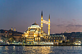 Die Neue Moschee Yeni Cami in der Abenddämmerung, Eminönü, Istanbul, Türkei 